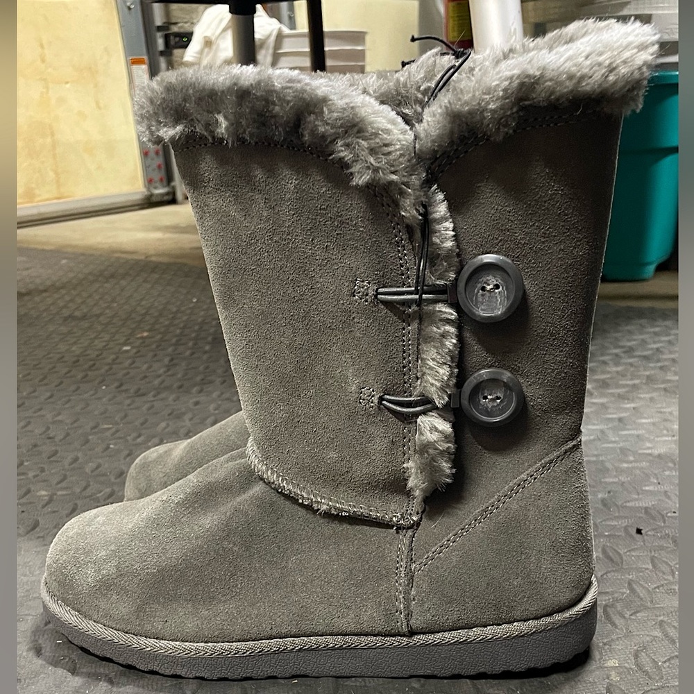 MOSSIMO SUPPLY Co. Grey Medium Length Fur Boots.